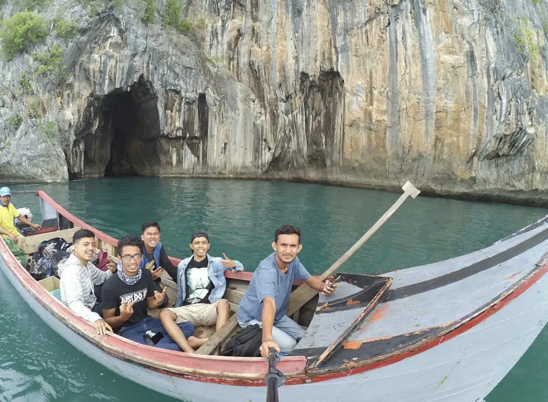 Gambar pendukung artikel Hidden Gem Goa Tebing Pulau Keuluang: Spot Foto dari Atas Boat Sebelum Balik